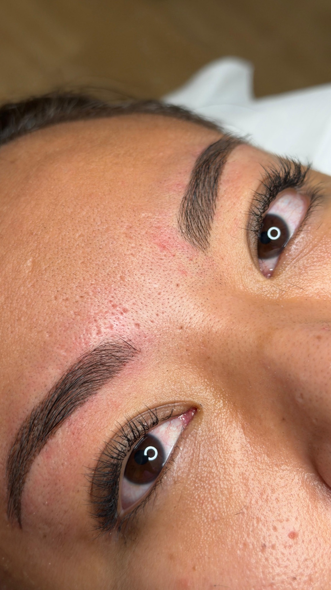 Trabajo de diseño de cejas de Meraki Studio